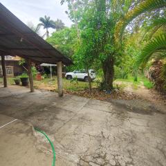 Casa em frente a praça principal