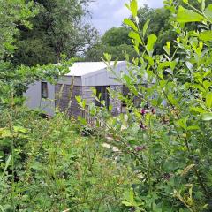 The Lake House-an utterly private cabin on nature reserve & hot tub