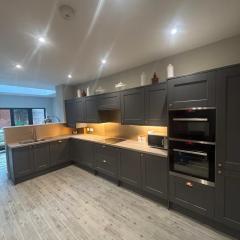 Flat 1, 119 Northgate St - luxury 2 bedroom apartment apartment close to the town centre with paid parking close by