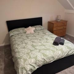 Quarto privativo em uma casa com outros quartos e banheiro compartilhado