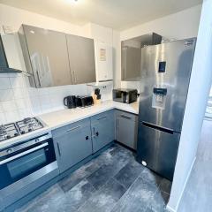Modern 2-Bed w Parking & Garden
