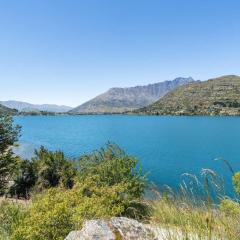 Lakefront Luxury Retreat Modern Apartment