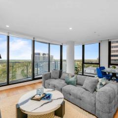 Luxurious 2BR w Panoramic Lake Views and Rooftop S