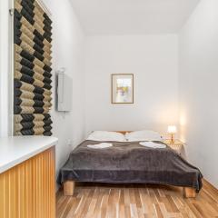 Amazing 1BR & 1LR Apartment Prime Location for Long Stay