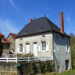 Gîte de Charme Rénové avec SPA, Jardin et Activités Familiales à Bransat - FR-1-489-295