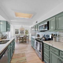 Cozy home close to Kemah Boardwalk with game room