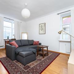 Classy central flat,2-BR,private parking,Smart TV