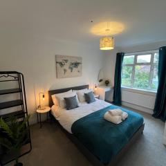 Cosy 2 Bed Maisonette near Heathrow & Windsor