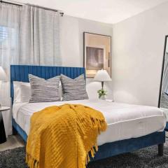 Steps away from Downtown Restaurants and Bars - King Bed
