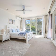 Peaceful Bushland Retreat with Treetop Hills Views