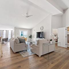 Lakefront home with Pool, Game Room and Dock