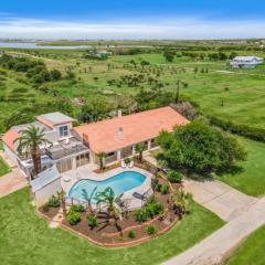 Huge, spacious villa with private pool and game room on 5 acres