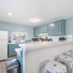 Cozy beach bungalow close to ocean with large yard