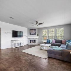 Perfect Seabrook retreat just minutes from the bay with fire pit and Cowyboy soaking pool