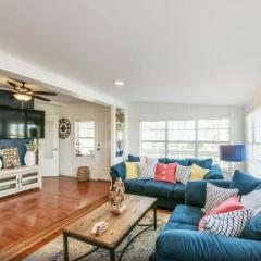 Beach bungalow with multiple decks, only 3-4 blocks from the beach