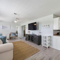 Cozy and charming getaway with deck, close to beach