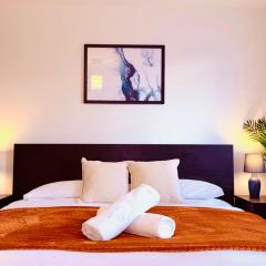 Spacious 5 Bed, Sleeps 10 with Parking, Contractors & Family Haven