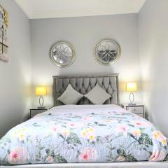 Designer Townhouse near Train Station - 4BR