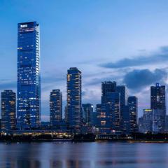 Raffles Shenzhen, Situated in the heart of One Shenzhen Bay, Book Now to Enjoy Free Minibar and Happy Hour Privileges at Long Bar on 71F