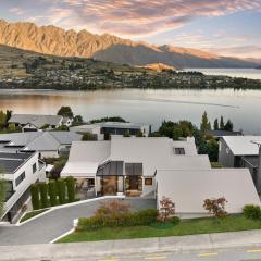 Queenstown Hill Comfort 4BR Views Fireplace