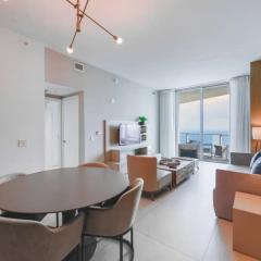 39th Floor Oceanfront Penthouse with Pool & Gym