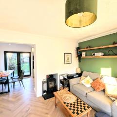 Cosy Family-Friendly Stay with 2-Sided Wood Burner in the City of Edinburgh