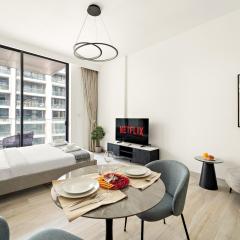 VayK - Elegant Studio in Dubai Hills Overlooking the Pool