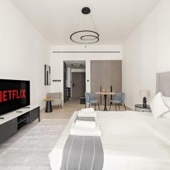 VayK - Elegant Studio in Dubai Hills Overlooking the Pool