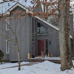 Frost Hollow by AvantStay Deck w Grill Game Room Loft