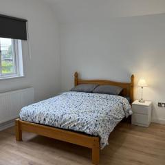 4 Bed House - Sleeps 10 - Pets - Parking - Wifi