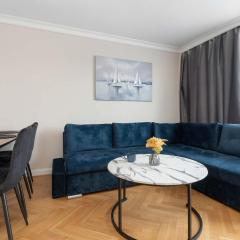 Three Bedroom Apartment in Gdynia Center with Desk by Noclegi Renters