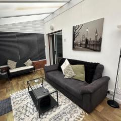 3 bedroom house, stones throw from SMH