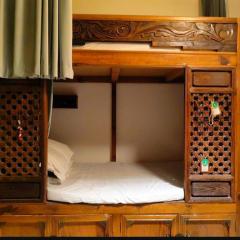 Dali Lily Pad Inn,near the Honglongjing Gate of the ancient city,only 200 meters ,Close to Cangshan and Erhai Lake,English-speaking service, convenient payment