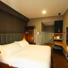 Premium King Studio with Pool at Fame Residences