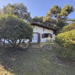 Villa au Calme avec Grand Jardin, Proche Commerces - FR-1-736-67