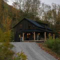 Lux Chalet 4 Bd Fireplace HotTub AC Pet Friendly