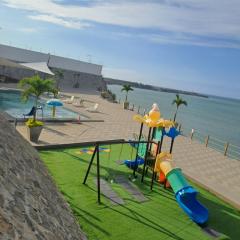 Hermosa casa con vista al océano y piscina