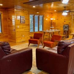 American themed 9BR sleeps 43 cabin in Gatlinburg with tons of games and space!