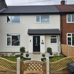Modern 3 bed Home Minutes from Manchester Airport
