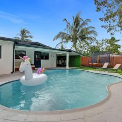 Villa Hollywood Pool Trampoline BBQ Hard Rock