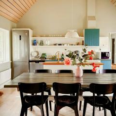 Charmig Kustgård Med Yogastudio Och Bäckar