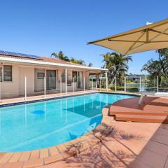 Relaxing 4BR Robina Escape with Parking & Pool