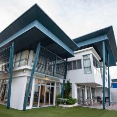 Chic 5BR Penthouse Harbour View Legoland