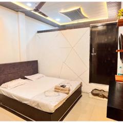 Hotel Pallav Guest House Near Mahakaleswar Jyotirlinga Temple #Fully Air Conditioning & Spacious Room #Free Wi-fi #Free Parking #Room Service #Best Hotel In Ujjain