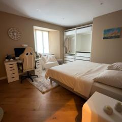 Chambre avec salle de bain tourelle