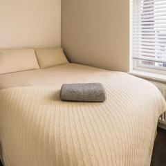 Modern ROOM En-Suite Close to Hospital & Train
