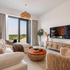 Serene 1BR Retreat with Pool & Gym by Safa Park