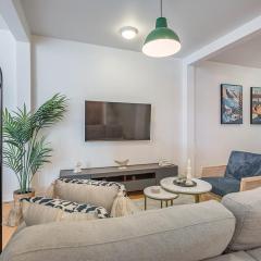 Stylish Loft Retreat - Prime Location - Sleeps 8