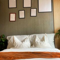 City Center Apartment! All within walking distance to trending food spots, shopping, bars, entertainment, attractions!