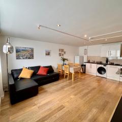 Modern Apartment overlooking Andover High Street